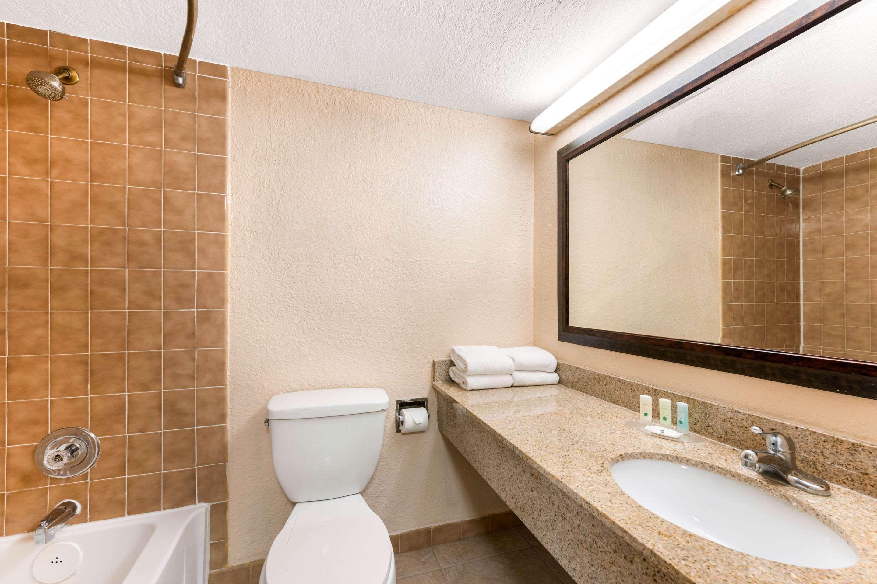 Quality Inn & Suites Orlando Airport Exterior foto